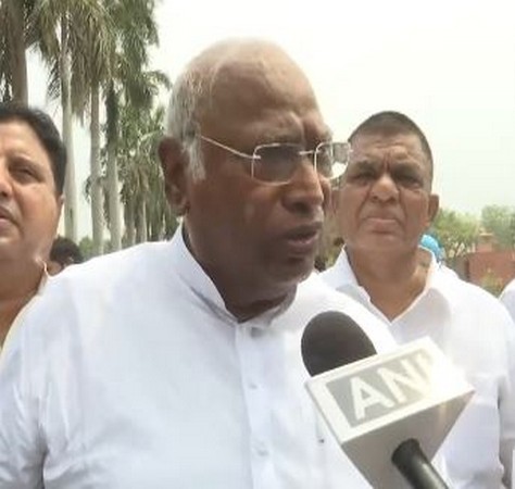 इंडिया गठबंधन के नेताओं ने संविधान की प्रति के साथ संसद परिसर में किया प्रदर्शन
