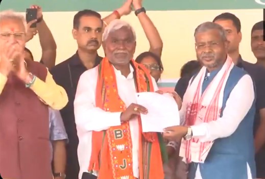 बीजेपी में शामिल हुए चंपाई सोरेन, बाबूलाल मरांडी ने दिलाई पार्टी की सदस्यता