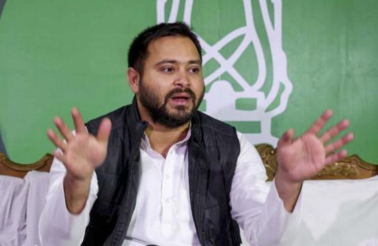 लालू-राबड़ी के सामने हाथ जोड़कर माफी मांगे थे नीतीश, तेजस्वी का दावा