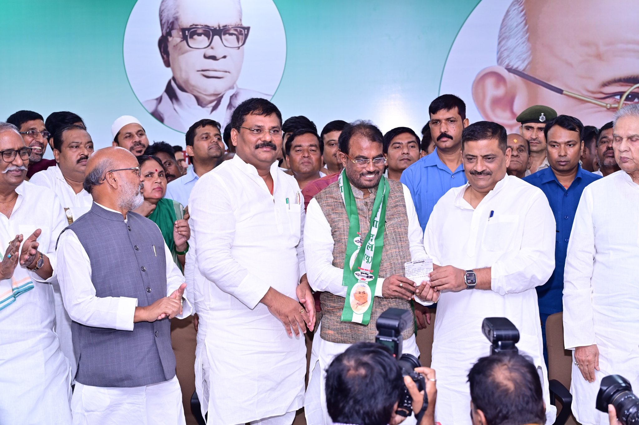 लालू को छोड़ फिर से नीतीश कुमार के हुए श्याम रजक, JDU में शामिल होने के बाद कहा; RJD में घुटन हो रही थी