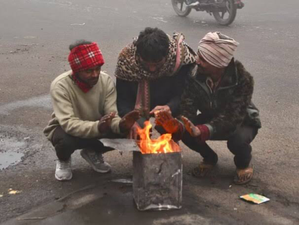 बिहार के कई जिलों में मक्रर संक्रांति की सुबह से सर्दी और कोहरा बढ़ा