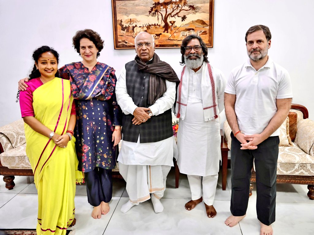 हेमंत सोरेन ने खरगे, राहुल गांधी और प्रियंका से की मुलाकात, शपथ ग्रहण समारोह का दिया न्योता