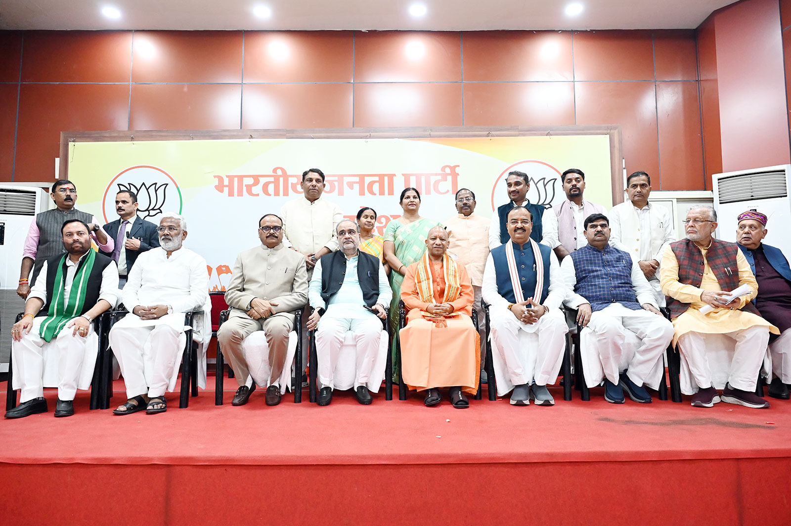 यूपी उपचुनाव में जीतने वाले विधायकों से मिले सीएम योगी, कहा- विपक्षी दल भयभीत, केवल आरोप लगा सकते हैं