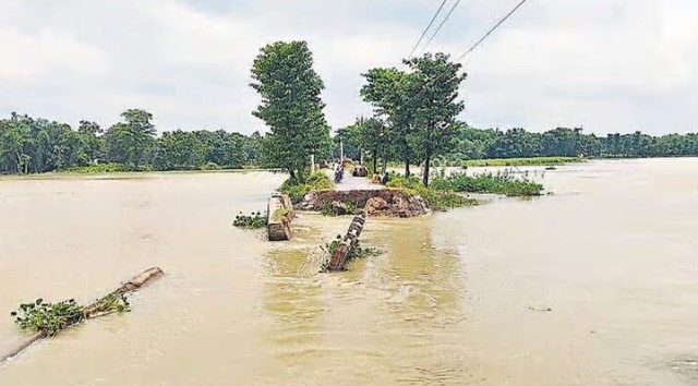 बिहार में फिर गिर गया पुल, पानी के तेज बहाव में 1.25 करोड़ की लागत से बना ब्रिज ध्वस्त