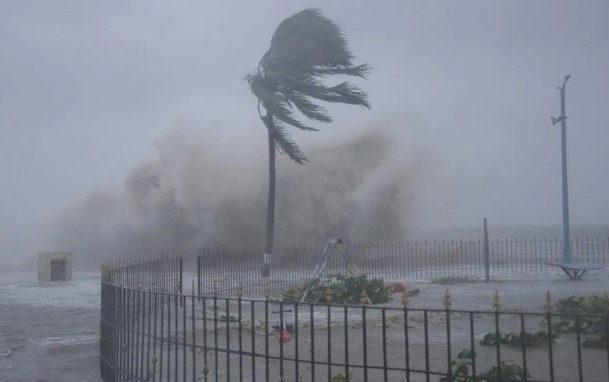 चक्रवाती तूफान 'दाना' का असर बिहार में शुरू, पटना में छाए काले बादल; ट्रेनें कैंसिल, उड़ानें रद्द