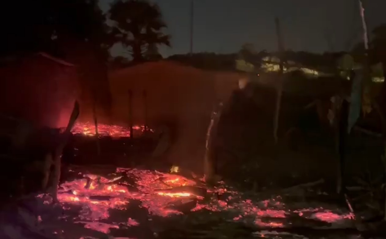 बिहार के नवादा में दबंगों ने महादलितों के 30 से ज्यादा घरों को फूंका, फायरिंग का भी आरोप