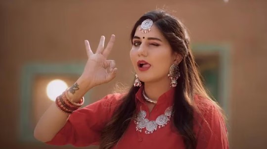 हरियाणवी सिंगर और डांसर सपना चौधरी के जीवन पर फिल्म बनायेंगे महेश भट्ट