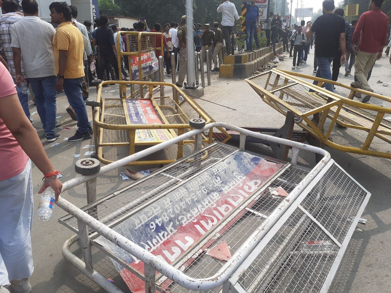 UPPSC Protest: प्रयागराज में प्रदर्शन कर रहे छात्रों ने तोड़ी बैरिकेडिंग, पुलिस हुई बेबस