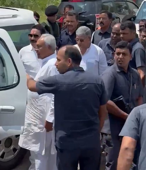 VIDEO: देखिये कैसे बीच सड़क पर नीतीश कुमार से मिले अनंत सिंह, चर्चाओं का दौर शुरू